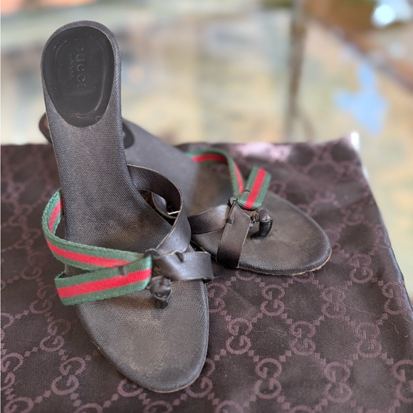 Vintage Gucci Women's Red & Green Ribbon & Leather Strap Kitten Heels | Size 6 - Picture 11 of 12